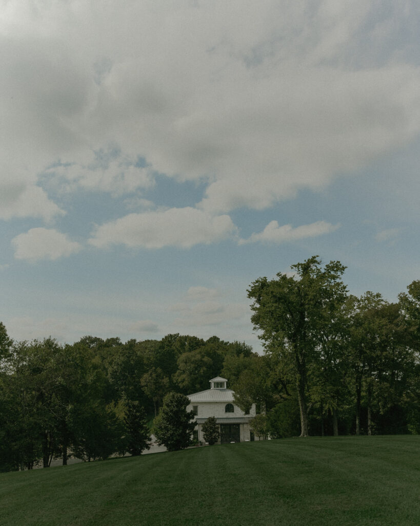Trinity View Farm in Franklin Tennessee photograph of the venue, lush green grass and trees and blue skies 